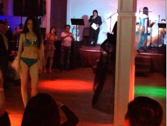 Ngoc Trinh mac bikini bieu dien trong nha hang o My hinh anh