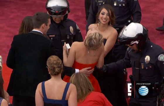 Jennifer Lawrence nga tren tham do Oscar hinh anh