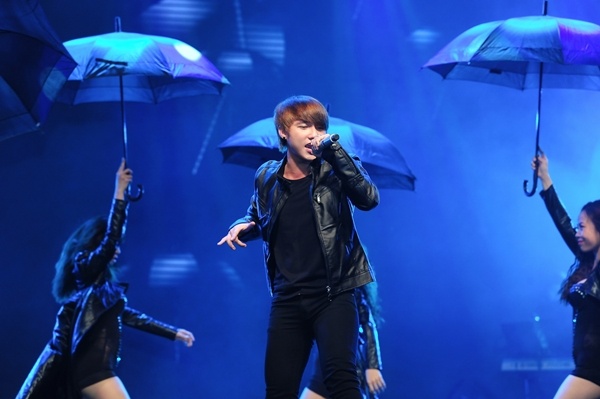 Con mua ngang qua hinh anh