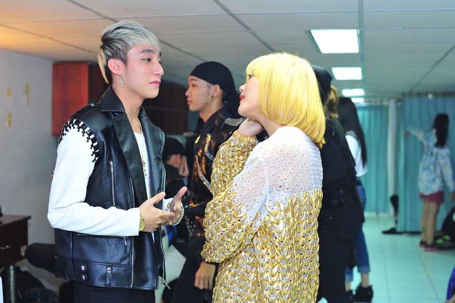 Van Mai Huong quan quyt ben Son Tung M-TP hinh anh