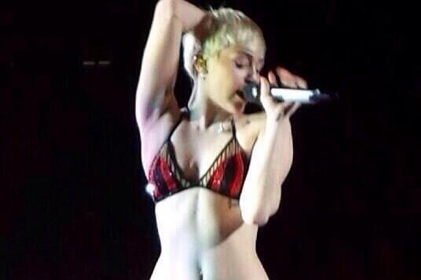 Miley Cyrus mac do lot bieu dien hinh anh