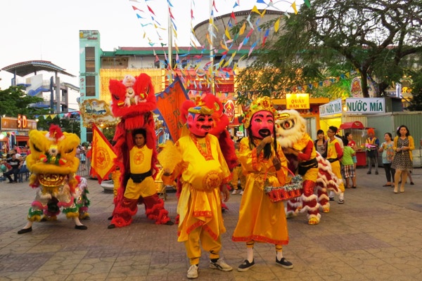 Kham pha mo hinh giai tri luu dong o Sai Gon hinh anh