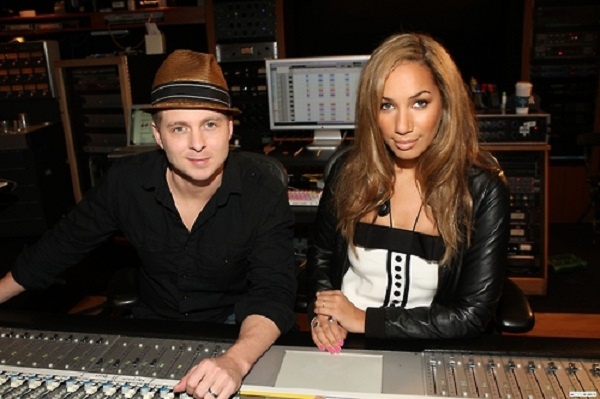 Ryan Tedder vua la nguoi sang tac (cung Jesse McCartney) vua la nha san xuat hinh anh