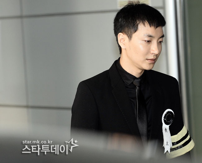 Tháng 1 đầu năm nay, trưởng nhóm nhạc Super Junior Lee Teuk cùng lúc mất đi 3 người thân trong khi anh đang làm nghĩa vụ quân sự. Bố của Lee Teuk là ông Park Yong In đã treo cổ tự vẫn và mang theo cha mẹ - ông bà nội của Lee Teuk. Trước khi tự vẫn, ông Park để lại bức thư tuyệt mệnh nói rằng sẽ đưa cha mẹ tới thiên đường để sống hạnh phúc. 