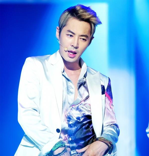 Thành viên Jun Jin của nhóm nhạc nổi tiếng Shinwa là kết quả của mối tình không môn đăng hộ đối. Mẹ Jun Jin xuất thân từ một gia đình giàu có, còn bố anh là người nghèo. Từ khi mới sinh ra, ông bà ngoại của Jun Jin đã đưa mẹ anh đi xa, bỏ lại Jun Jin cho người bố nuôi nấng. 