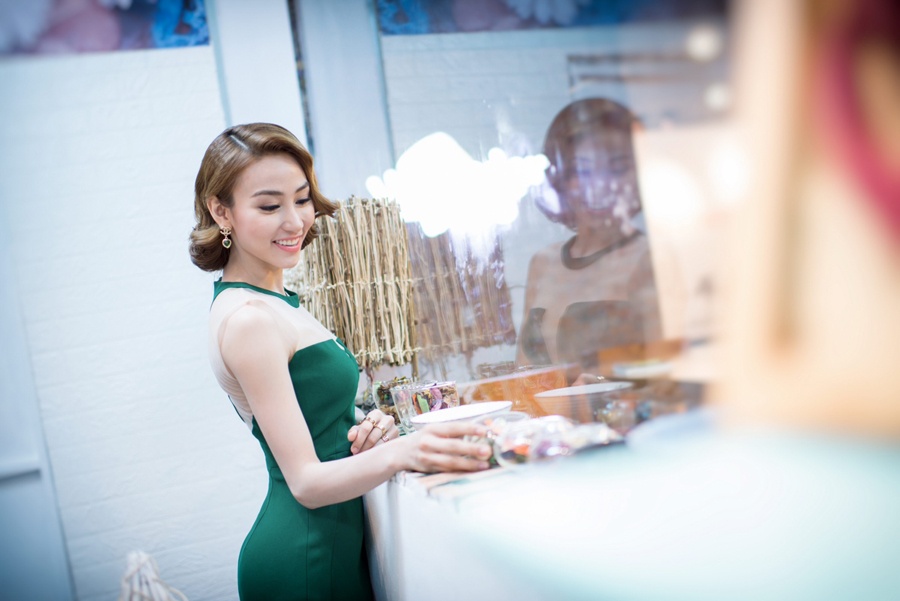 Hôm 27/3, Ngân Khánh sẽ rời Sài Gòn, theo đoàn phim thực hiện những cảnh quay đầu tiên trong các phân đoạn của mình.