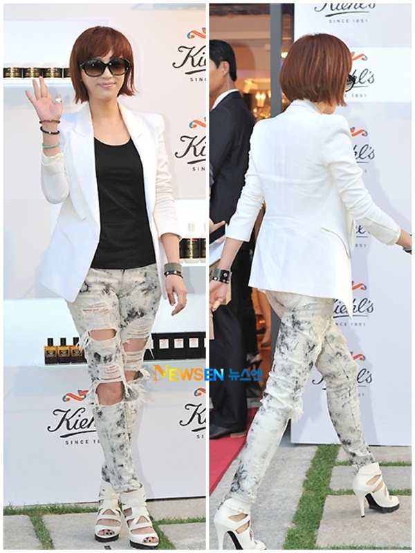 Đôi sandal cao gót của Park Soo Mi tuy cùng tông màu trắng với áo blazer nhưng có thiết kế khá rối mắt không phù hợp với chiếc quần vốn đã đủ gây chú ý.