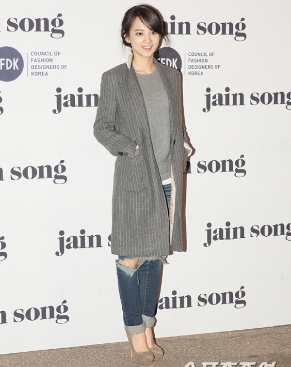 Áo khoác dài và áo thun mặc trong của nữ diễn viên Yoon Seung Ah không chỉ già cỗi mà còn nhàm chán khi chỉ cùng một tông màu xám, chiếc jeans rách vì thế cũng trở nên lạc lõng.