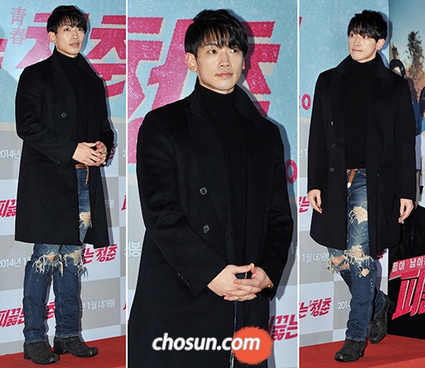 Bi Rain vô tình khiến chiếc jeans rách trở nên “không liên quan” với tổng thể trang phục còn lại, đặc biệt với đôi giày da rằn.