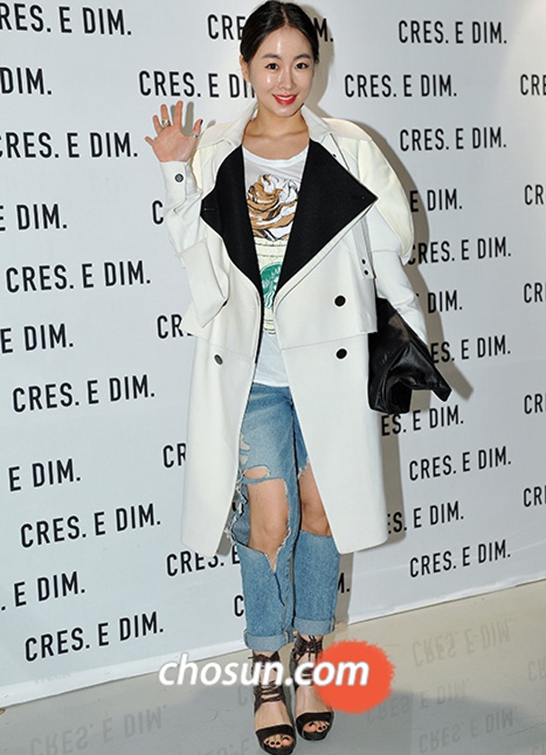 Người đẹp Han Soo Ah cũng mắc sai lầm khi để chiếc áo choàng oversized choáng ngợp gần hết thân hình, thêm vào đó là đôi sandal buộc dây trông khá rối mắt khi đi kèm với jeans rách.