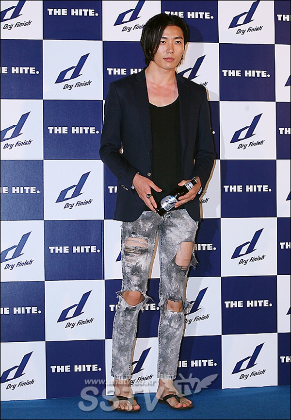 Diện jeans rách màu loang và dép tông khiến mỹ nam Kim Jae Wook bị nhầm tưởng như ăn mày lạc vào thảm đỏ.