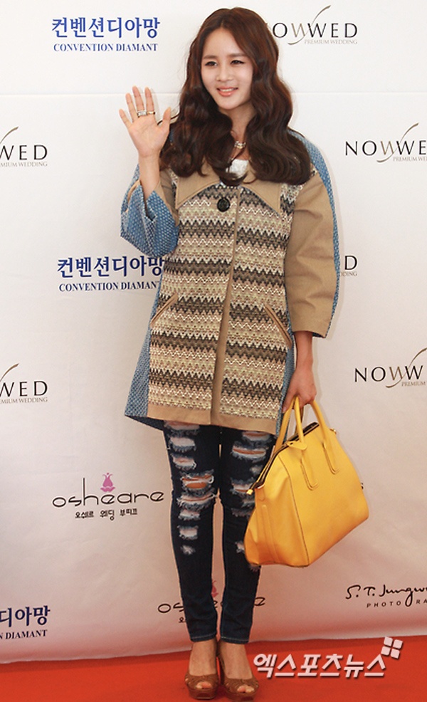 Nữ diễn viên Kim Mi Yeon phối đồ kém tinh tế với quần jeans rách, áo choàng dáng dài giấu đi những đường cong và đặc biệt đôi giày hở mũi không hề ăn ý với jeans rách.