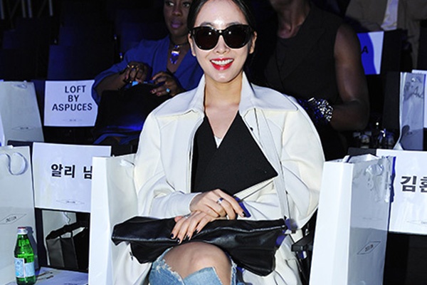 Sao Han mat diem voi jeans rach hinh anh