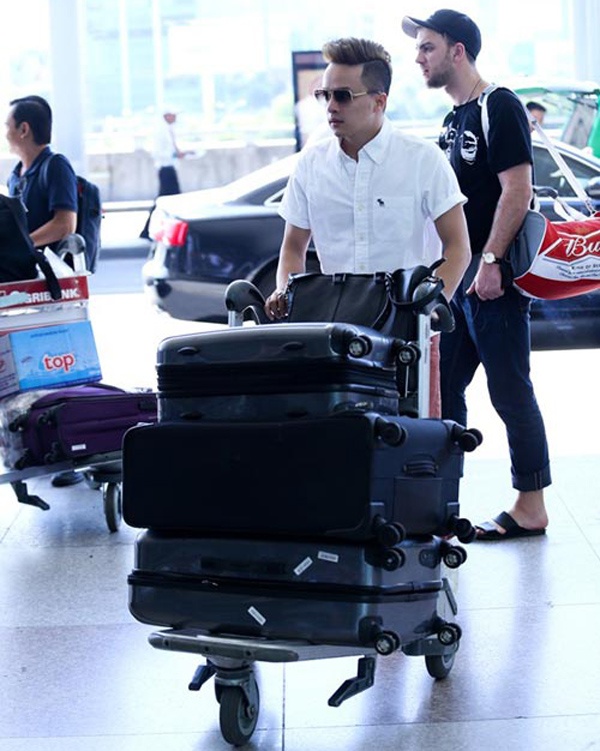 Hành trang khi một mình tới Mỹ lưu diễn dài ngày của Cao Thái Sơn là 3 chiếc va li bởi anh sẽ phải biểu diễn ở các khu vực thời tiết khác nhau. Nam ca sĩ Con đường mưa từng gặp phải sự cố về hành lý và phải kiểm tra lại. 