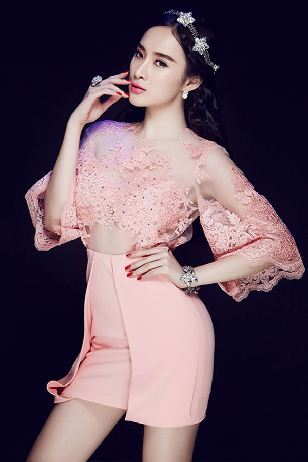 Trong các bộ ảnh tung ra gần đây của Angela Phương Trinh cũng thiếu vắng những bộ đồ hở hang, thay vào đó là sự kết hợp phong cách ngọt ngào và sexy tinh tế bằng chất liệu vải và họa tiết. 