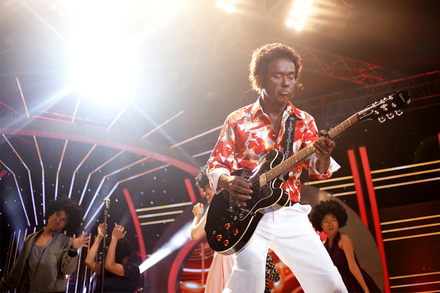 Nhac si Duc Huy gia thanh Chuck Berr hinh anh