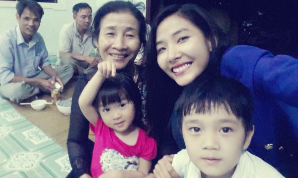 Nhiều người hâm mộ phát hiện ra Hoàng Thùy thừa hưởng nét đẹp giản dị từ mẹ cô trong bức ảnh chân dài về quê thăm nhà ở Thanh Hóa. “Không đâu bằng gia đình cả, yêu quá!” – Hoàng Thùy chú thích về bức ảnh.