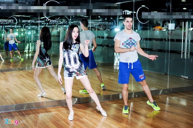 Trong phòng tập cho đêm chung kết, “bà mẹ nhí” diện áo số dáng dài họa tiết hoa và quần shorts trắng gọn gàng.