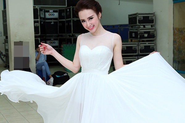 Angela Phuong Trinh ngoan hien sau khi thoat lenh cam hinh anh