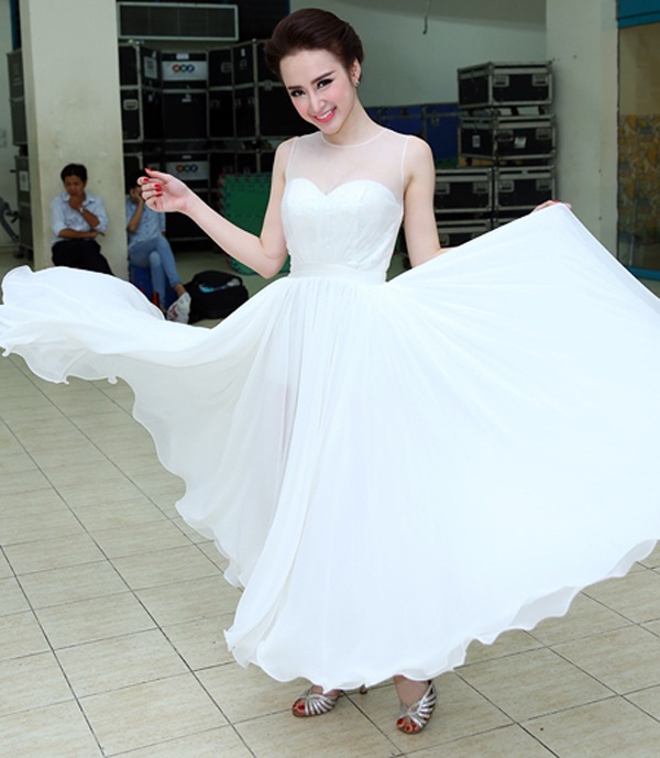 Chọn bộ váy để biểu diễn trong đêm chung kết Bước nhảy hoàn vũ, Angela Phương Trinh thể hiện rõ sự thay đổi sau khi thoát lệnh cấm diễn. “Nữ hoàng scandal” diện váy trắng phối vải sheer ở phần ngực, chất liệu bộ váy nhẹ nhàng, thanh thoát tạo nên nét tinh khiết cho người mặc.