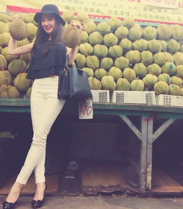 Gần đây, Phương Trinh có chuyến du lịch ở Singapore, cô chọn phong cách thanh lịch trẻ trung để dạo phố. Angela Phương Trinh khoe đôi chân dài với quần trắng, kết hợp top voan đen mềm mại.