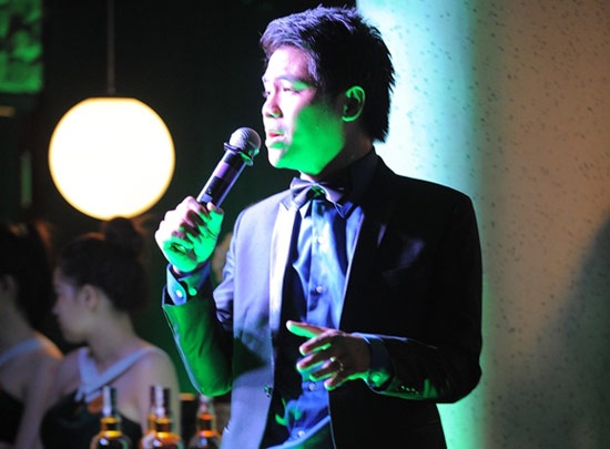 Huy Luân cũng thể hiện các tình khúc nhạc xưa.