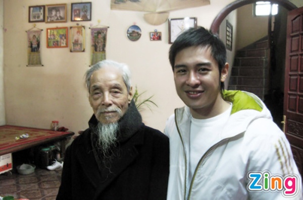 Nam ca sĩ Hoàng Hải chụp ảnh cùng ông nội trong một dịp về quê thăm ông và họ hàng.