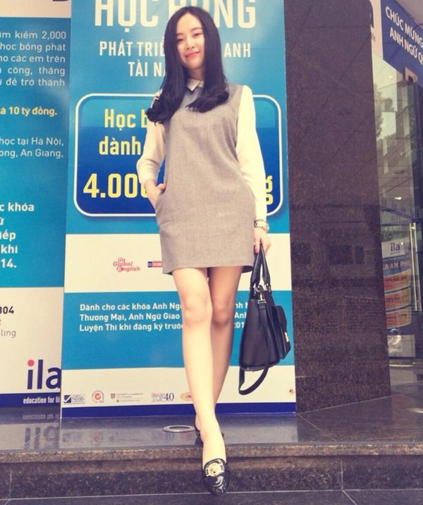 Lần khác xuống phố, người đẹp Biết chết liền trở nên ngoan hiền với bộ váy liền khá kín đáo, kết hợp với đôi giày bệt tiện dụng.