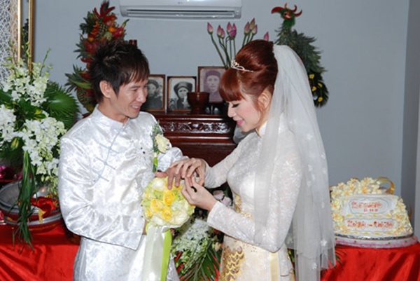 Tháng 11/2010 Lý Hải tổ chức đám cưới với bạn gái lâu năm Minh Hà trước sự chứng kiến của hơn 800 khách mời. Với số lượng khách đông, nam ca sĩ đã thuê đội vệ sĩ gồm 12 người để canh gác, túc trực trong thời gian tổ chức hôn lễ. 