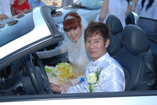 Dù sức khỏe không được tốt của chú rể, còn cô dâu bị đau chân nhưng ngày trọng đại của cặp đôi đã diễn ra tốt đẹp. 