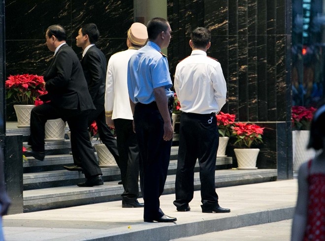 Bên cạnh đó, Thanh Bùi cũng hạn chế khách mời ở mức 150 người thân thiết nhất thay vì hàng trăm khách như các ngôi sao khác. Mặc dù hình ảnh cô dâu chú rể đón khách vẫn bị rò rỉ nhưng nhìn chung, Thanh Bùi và vợ đã có một ngày trọng đại riêng tư ấm áp nhất.