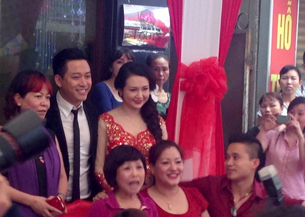 Mới đây, hôm 1/ 4, nam ca sĩ Tuấn Hưng kết thúc cuộc sống độc thân bằng quyết định kết hôn với bạn gái Thu Hương. Ngay từ lễ dạm ngõ nhà gái, Tuấn Hưng đã thắt chặt an ninh, hạn chế tối đa sự có mặt của giới truyền thông dù trước đó anh cũng khá thoải mái chia sẻ về đám cưới. 