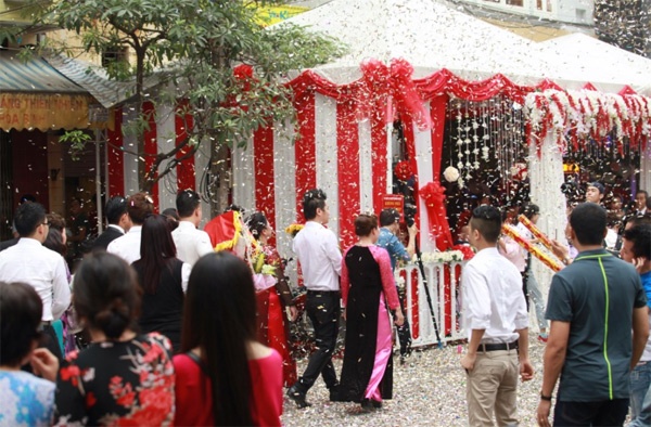 Nam ca sĩ Tìm lại bầu trời tổ chức một đội vệ sĩ bảo vệ để ngăn chặn cánh phóng viên ảnh tác nghiệp, hình ảnh của cô dâu chú rể vì thế cũng hạn chế lên mặt báo. Đám cưới của Tuấn Hưng gây chú ý bởi trước đó anh khá đào hoa, từng hẹn hò nhiều người đẹp trong showbiz như Thu Phương, Ngân Khánh, Thân Thúy Hà,… 