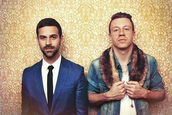 Rapper Macklemore (bên phải) bên cạnh nhà sản xuất âm nhạc Ryan Lewis