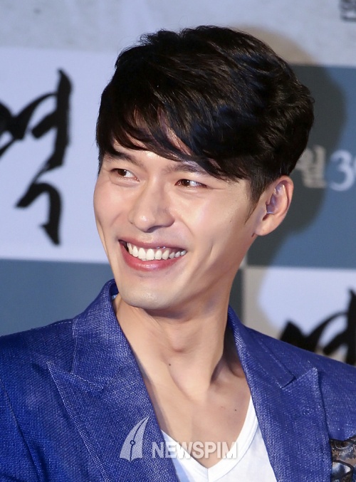 Hyun Bin họp báo ra mắt phim mới hôm 2/4.