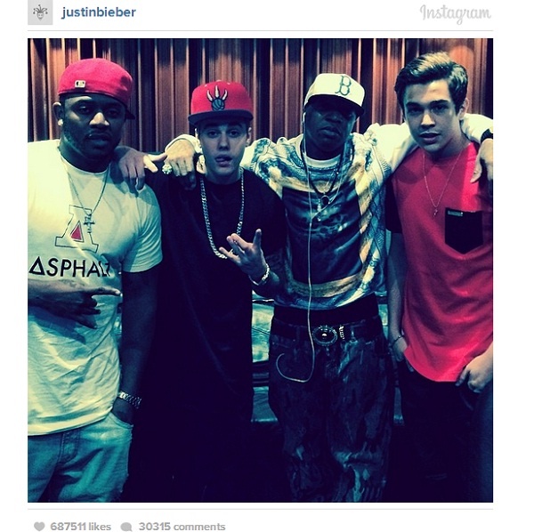 Hình ảnh của Justin Bieber và Austin Mahone trong phòng thu