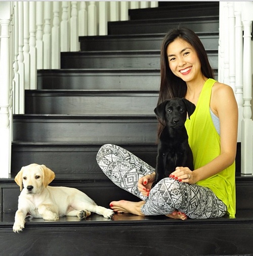 Tăng Thanh Hà mặc đồ ở nhà rộng rãi thoải mái chơi đùa với cún cưng.