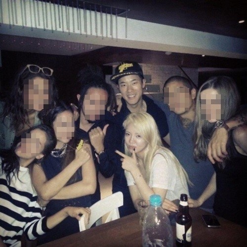 Cặp đôi chụp ảnh bên bạn bè.