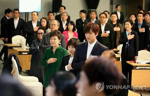 Lee Min Ho và nữ tổng thống Hàn Quốc Park Geun Hye trong buổi họp hôm 4/4.