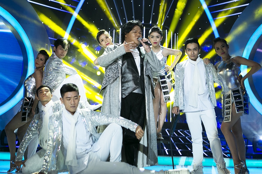 Giám khảo Mỹ Linh nhận xét: “Trước khi em biểu diễn bài hát của nh Trịnh Thiếu Thu, tôi có một chút phân vân vì thân hình của Vương Khang và Trịnh Thiếu Thu quá khác nhau, chỉ giống nhau ở mỗi đôi mắt. Nhưng khi em bắt đầu di chuyển khi nhạc nổi lên thì tất cả những phân vân của tôi đã tan biến. Sư di chuyển mềm mại, nhẹ nhàng và giọng hát tình cảm của em làm cho người xem quên đi những cản trở về ngoại hình. Tôi rất thích em và cho rằng đây là một tiết mục thành công