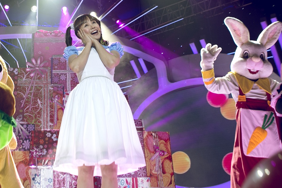 Giám khảo Hoài Linh trầm ngâm “Lúc Vy Oanh xuất hiện trên sân khấu tôi đã rất nể phục vì sự hóa trang quá xuất sắc của em. Hoài Linh biết Oanh đã ra sức ép giọng hát của mình rất giống với cô bé ca sĩ nhí phải hóa thân. 