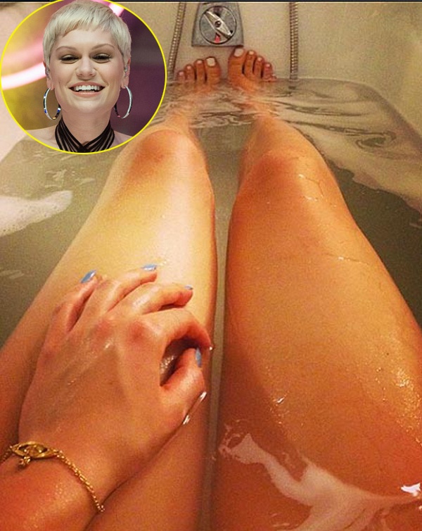 Từ phòng tắm, nữ ca sĩ Jessia J gửi bức ảnh chụp đôi chân đang ngâm mình dưới bồn tắm qua tài khoản Instagram.