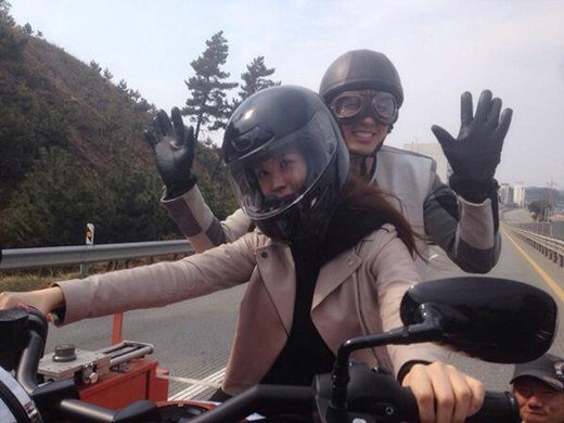 Người đẹp thừa kế Lee Da Hae thử cầm lái chiếc motor của bạn diễn Im Seul Ong trong bộ phim mới sắp phát sóng Hotel King.