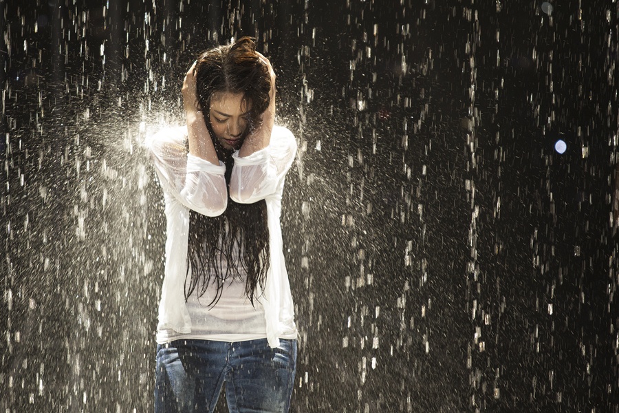 Giám khảo Hoài Linh đã chủ động đưa ra nhận xét trước “Anh không biết việc  không mang đôi giày cao gót là do đề xuất của người dàn dựng tiết mục hay là do ý tưởng của em nhưng anh thấy đây là một chi tiết rất hay.  Lúc này em sẽ không chú trọng vào chiều cao nhân vật nữa vì chất giọng của em quá tốt. Theo nhận xét của Linh thì Mi-A rất nhí nhảnh nhưng mà lúc tâm trạng cũng rất được đấy chứ. Mà thôi cũng đừng trách anh diễn viên phụ họa nữa vì cuối cùng cô cũng được tắm mưa rồi đấy. Chúc mừng tiết mục của em”.  