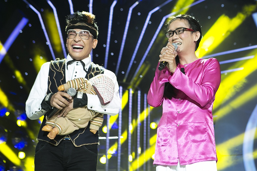 Minh Thuận hoá thân thành Phương Mỹ Chi khi thể hiện ca khúc Quê em mùa nước lũ. Anh gặp phải sự khó khăn khi phải tưởng tượng mình nhỏ lại thành một cô bé 10 tuổi, lại rất rụt rè, ngây thơ, trong sang khi biểu diễn trên sân khấu.