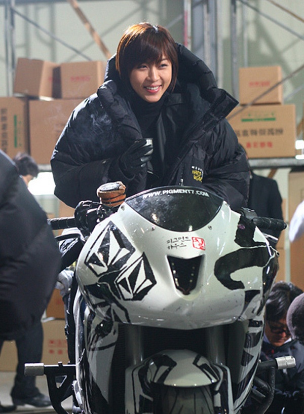 Và trường đoạn nhân vật của Ha Ji Won đóng thế trong một cảnh phim.