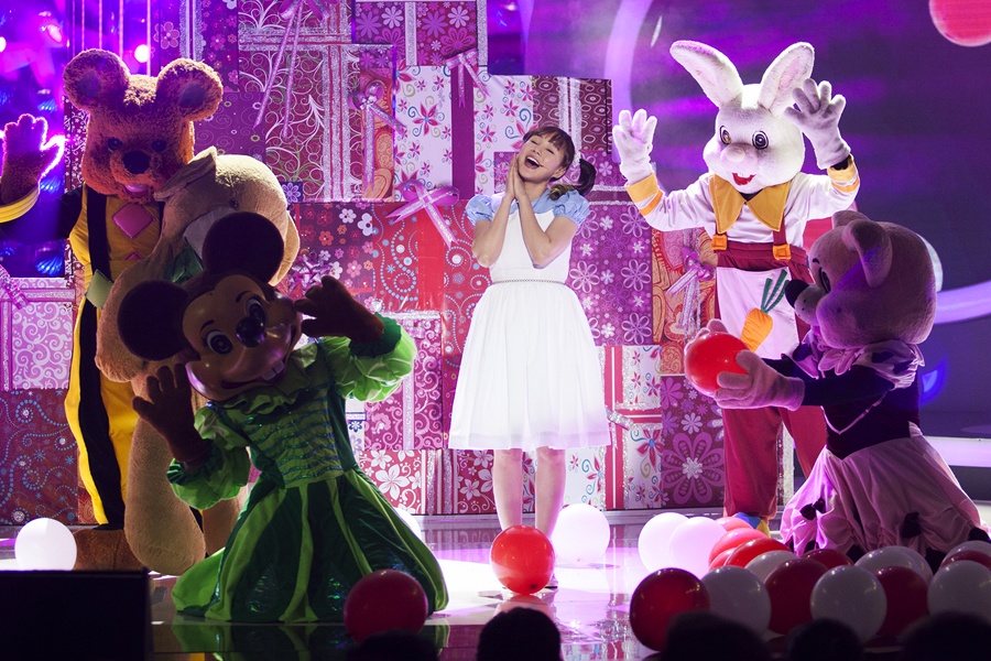 Vy Oanh hoa than thanh Daniela Lujan hinh anh