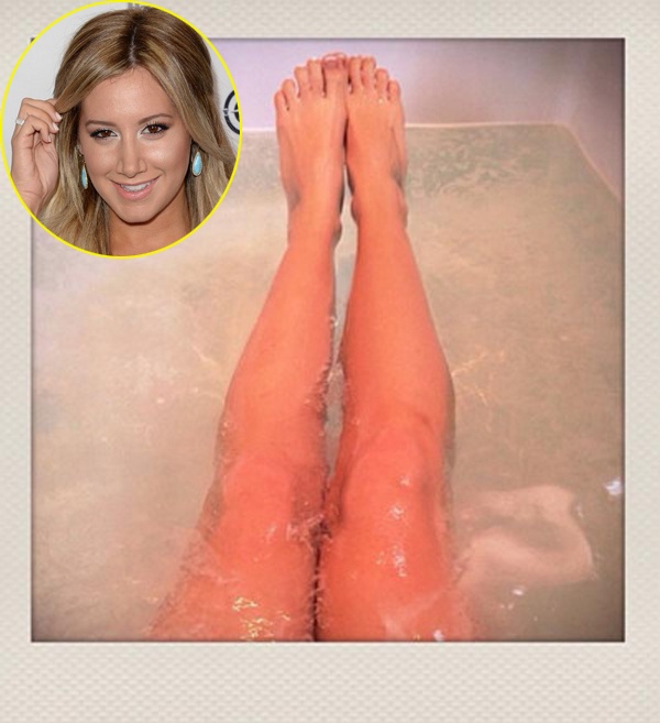 Nữ diễn viên Disney Ashley Tisdale tung lên tài khoản Instagram bức ảnh cô nằm duỗi chân thư giãn trong bồn tắm sau một ngày làm việc. “Từ ngôi nhà của tôi….trong bồn tắm” – Ashley trích dẫn cho tấm ảnh.
