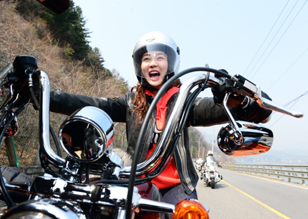 “Búp bê” Sung Yuri phấn khích khi lái chiếc motor hạng nặng trong phim The Secret of Birth. Nhân vật của Sung Yuri là người có chỉ số IQ cao cùng học vấn rộng nhưng không may bị mất trí nhớ sau một tai nạn.