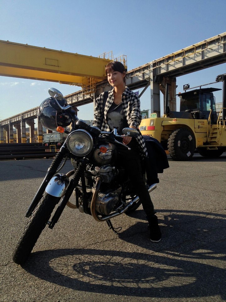 Người đẹp Han Ji Hye trong bộ đồ khỏe khoắn điều khiển chiếc motor khi quay bộ phim truyền hình lấy đề tài hàng hải May Queen. Han Ji Hye vào vai một cô gái am hiểu tàu biển, là chuyên gia sửa chữa tàu.